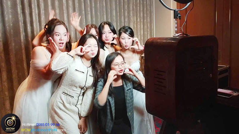 photo booth tăng tính trải nghiệm cho khách mời