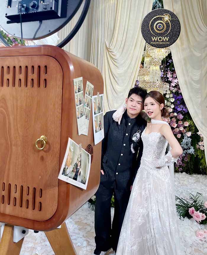 Lưu giữ mọi kỷ niệm cùng bạn bè và cô dâu chú rể