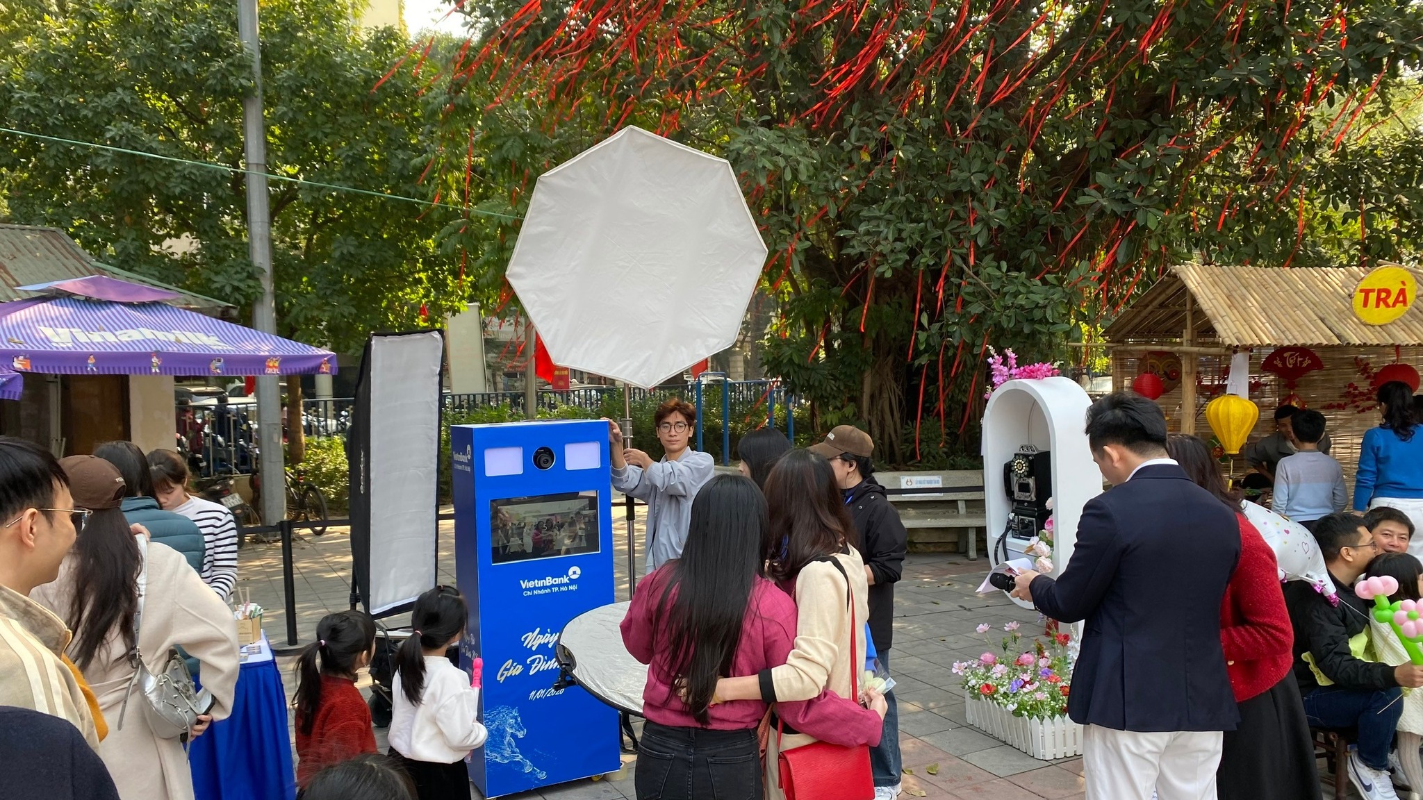 thuê photo booth phục vụ chu đáo cho event doanh nghiệp