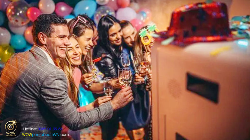 Thuê photobooth tại Hà Nội, đội ngũ hỗ trợ sẽ hướng dẫn khách hàng để chụp thật đẹp