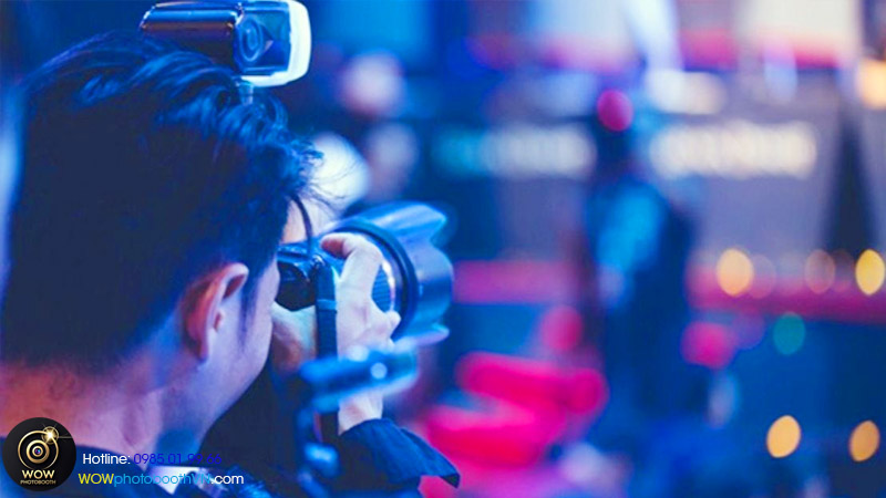 giúp bạn hiểu cách chụp ảnh truyền thống cần người đứng máy bất tiện