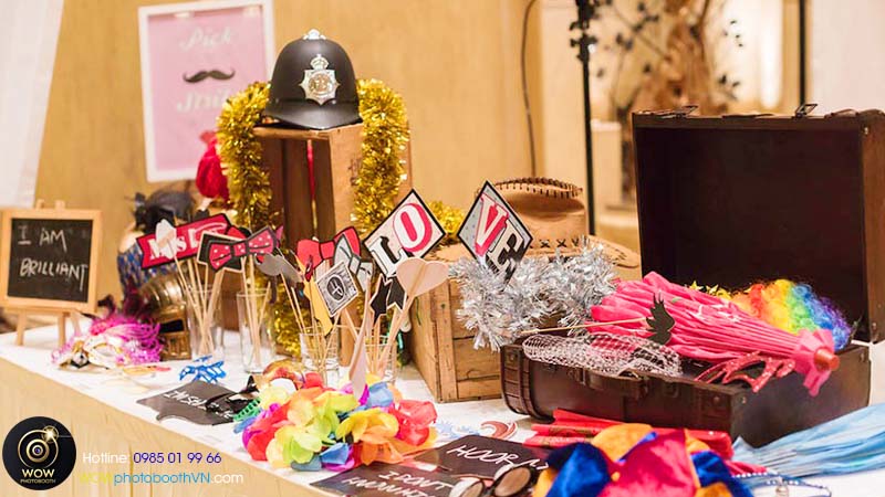 Thuê photobooth giá rẻ nhưng đáp ứng được nhu cầu khách mời, khiến mọi người vui vẻ