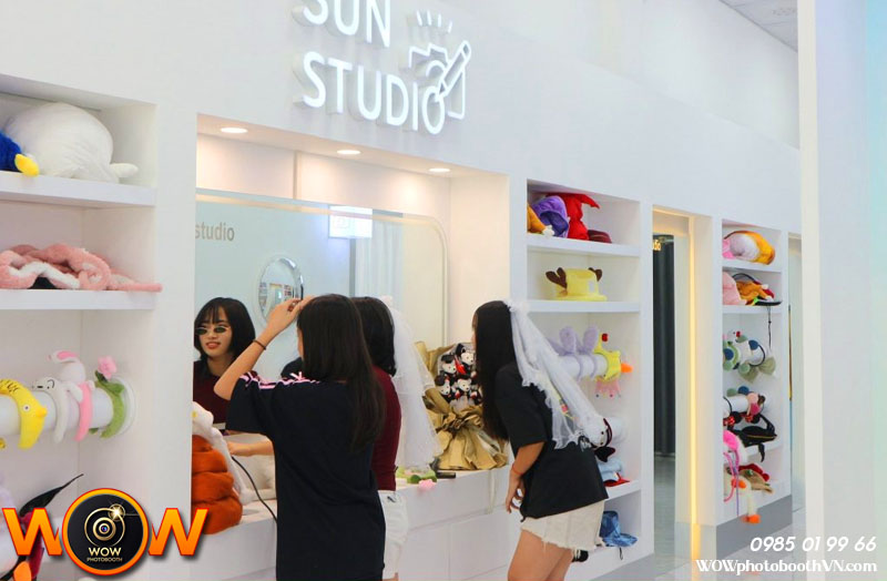 Gương để khách makeup trước khi chụp photo booth